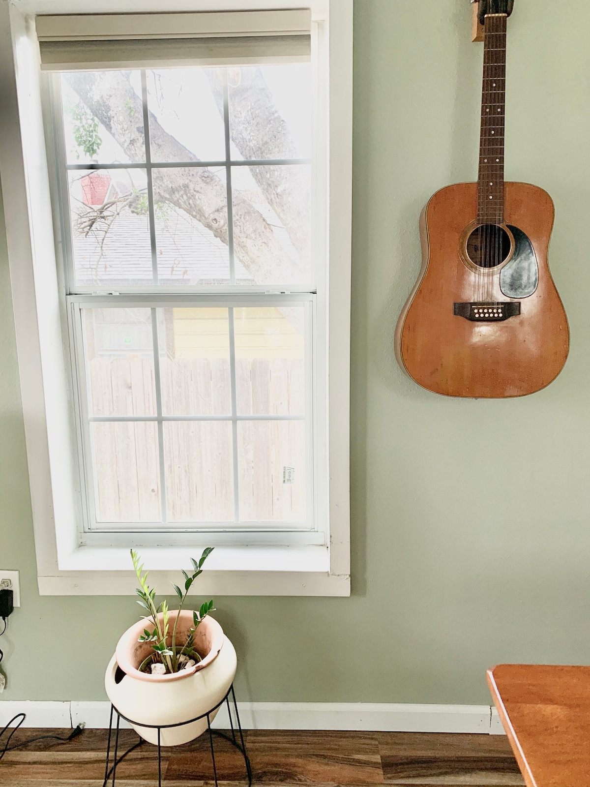 Charming East Cottage . Close to Airport