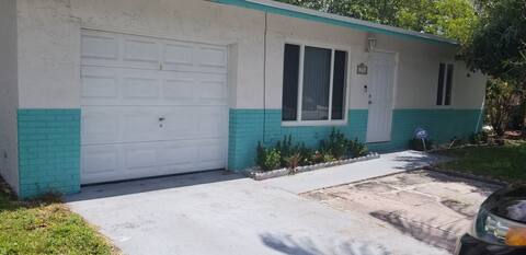 Cheerful 3 BR home 15 min from beach & airport