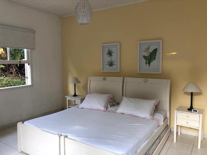 4号卧室，带两个带脚轮的套房