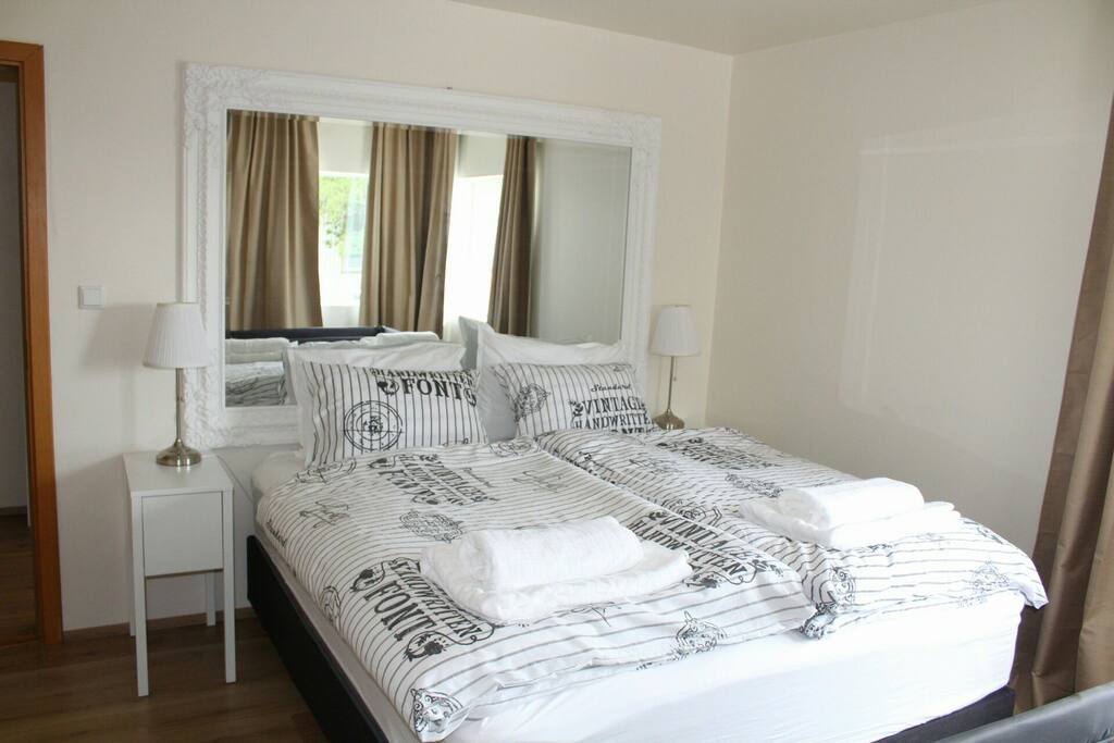 Sleep Room 1
Quarto 1
Queen Bed