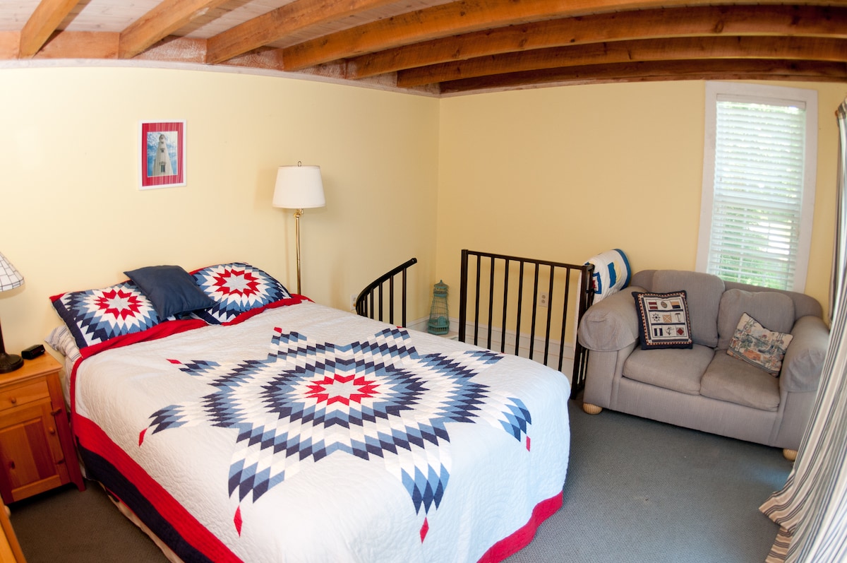 Პლაჟისპირა სახლის საძინებელი (სძინავს 2) (გაითვალისწინეთ, რომ პლაჟისპირა სახლი დაკეტილია ზამთრისთვის 10/31-4/30)