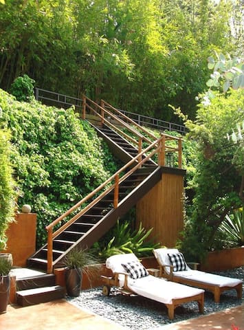 Modern Balinese Zen Spa Retreat in Hollywood Hills gallery image 3