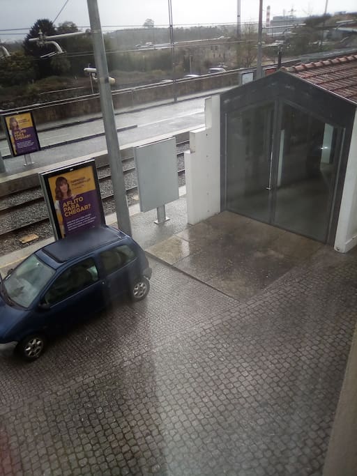Ótima localização com estação de metro e aeroporto á porta de casa.