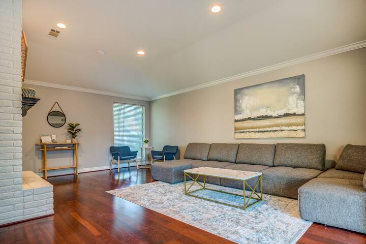 Backyard Heated Pool, Hot Tub and Waterfall gallery image 4