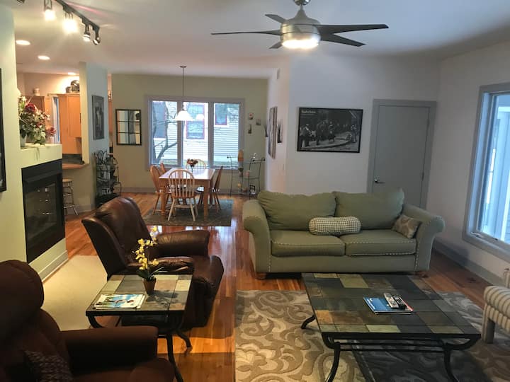 Spacious 5 Bedroom Home In  The Woods. - 홀랜드