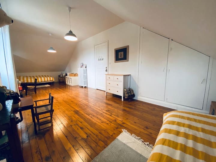 Chumba cha kulala cha ghorofani chenye vitanda 2 vya mtu mmoja kwa ajili ya 