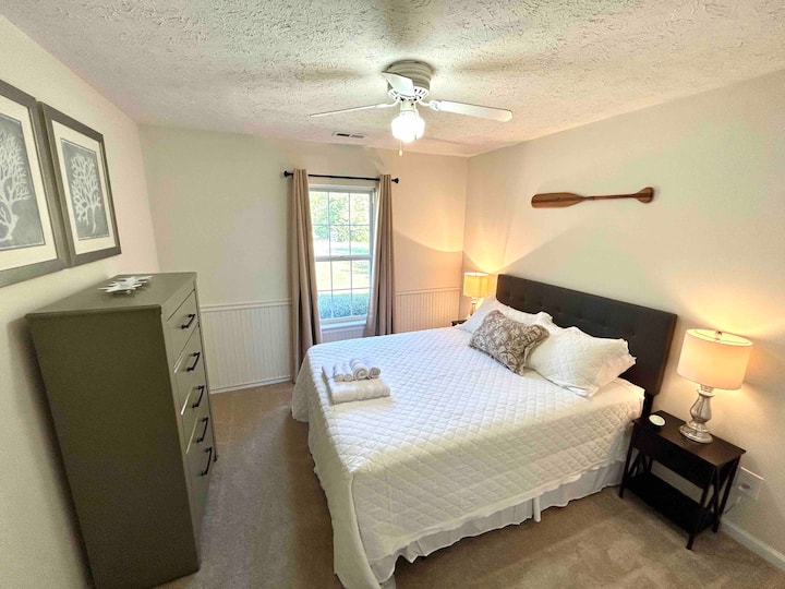 غرفة نوم الضيوف والوسائد والمراتب محمية بأغطية مضادة للماء.