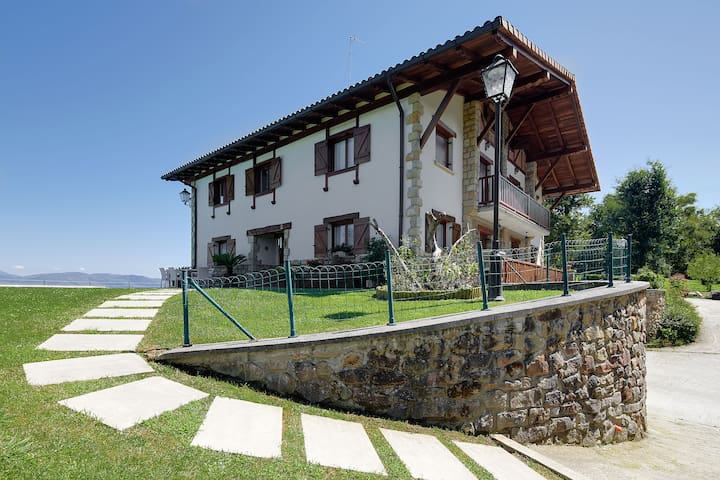 A 20′ de Saint-Sébastien, 1 H Bilbao, 5′ de France gallery image 2