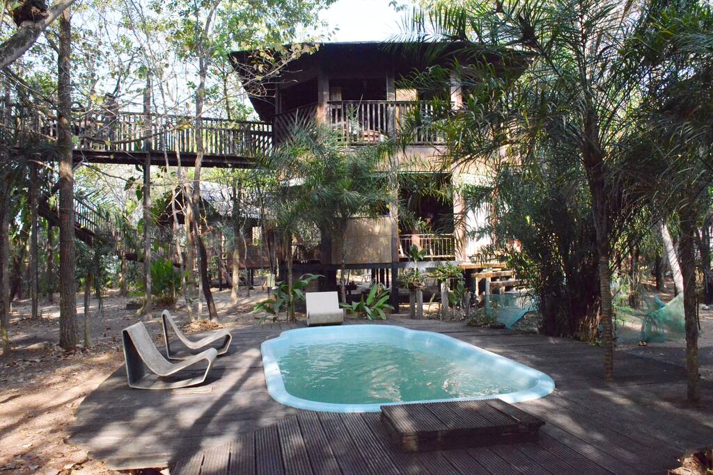 Jardim com piscina
