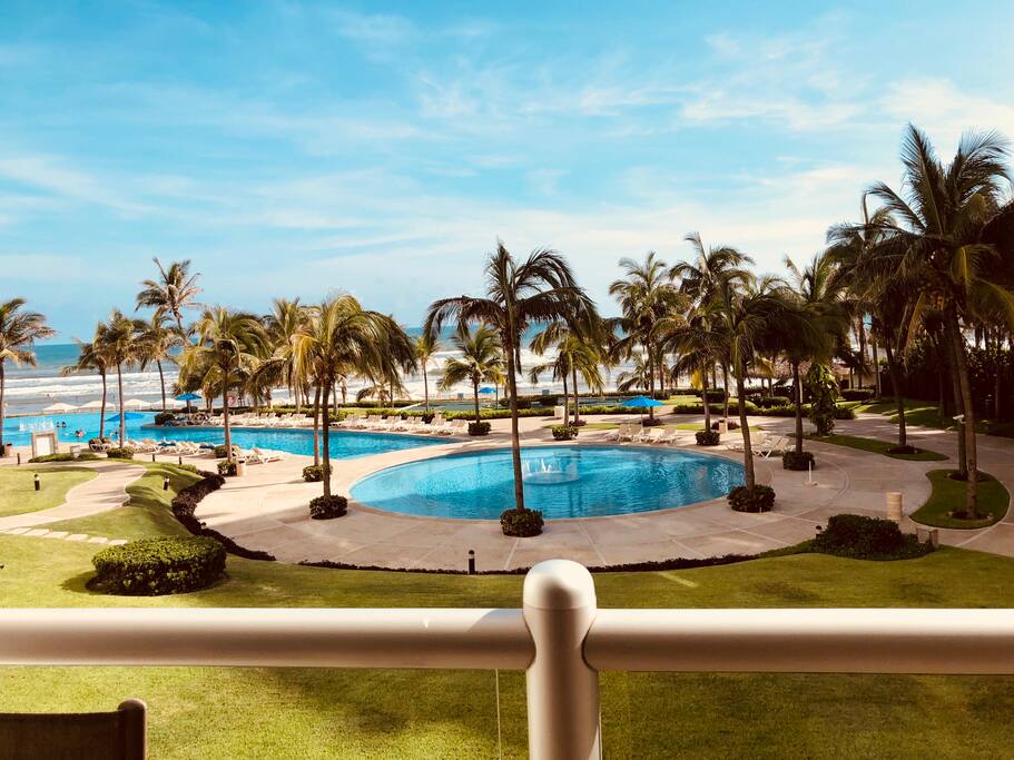 Vista del departamento hacia alberca y playa