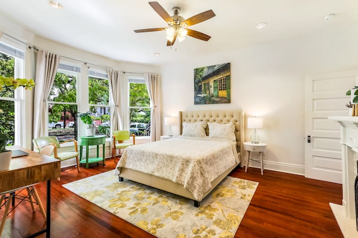 Წინა საძინებელი საწოლით და დაფის ფანჯრით.