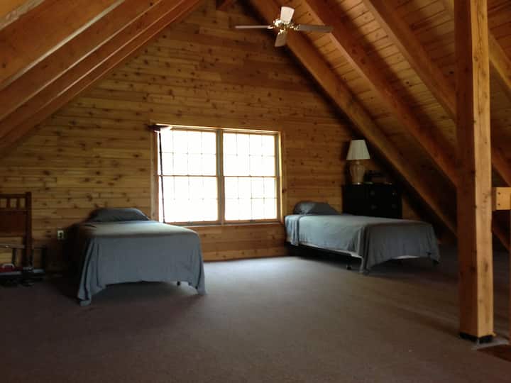 Loft spacieux à l'étage avec 2 lits simples !