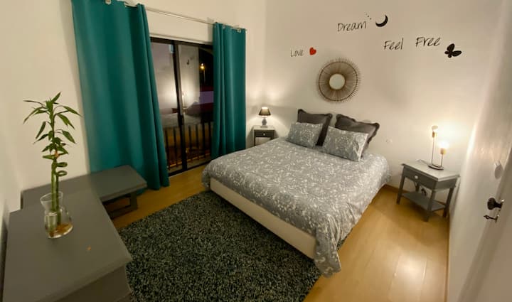 Вашата топла соба има двоен кревет и многу голема гардероба (ќе најдете пегла и даска за пеглање, особено продолжување)