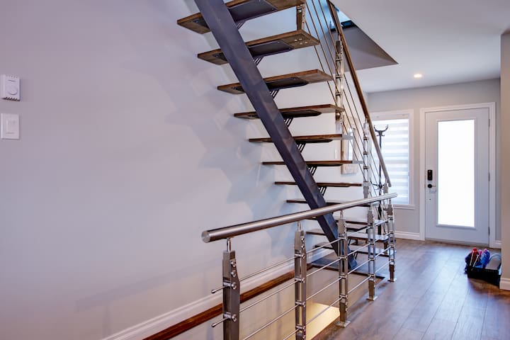 Modern townhouse with rooftop deck 4BR close to DT gallery image 2