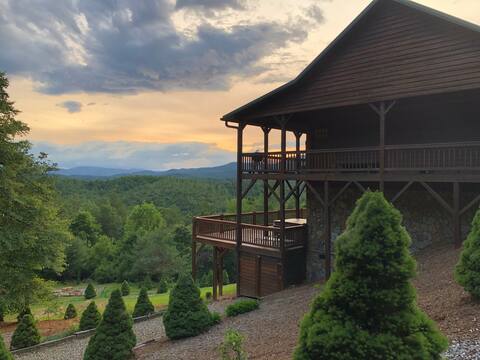 Buck Mountain Getaway: w/hot tub, fireplace, Boone