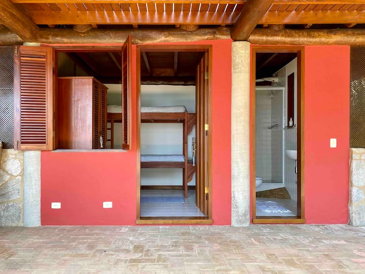 Malá izba s poschodovou posteľou a ventilátorom 