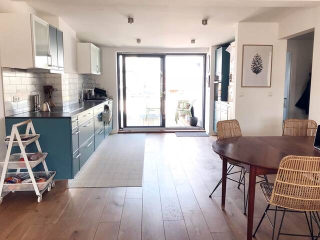 Perfect For The Family: Luxurious, Sunny Rooftop gallery image 3