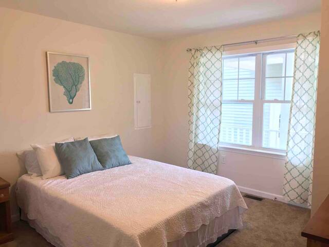 6 BR / 4 BA home in Narragansett Pier! gallery image 5