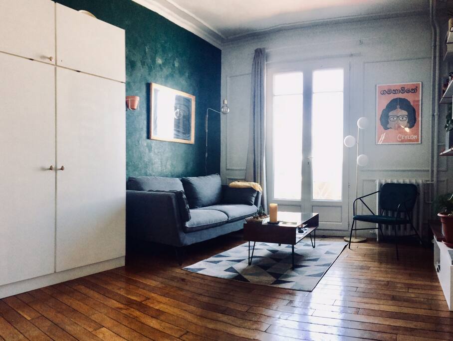 Living room (no bed deployed)