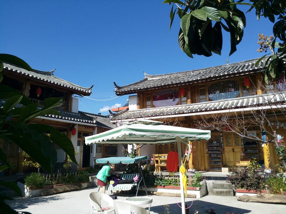 蓝天、院子,木屋
宁静。