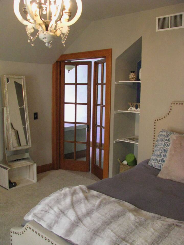 Ფრანგული კარები მთავარ საძინებელში