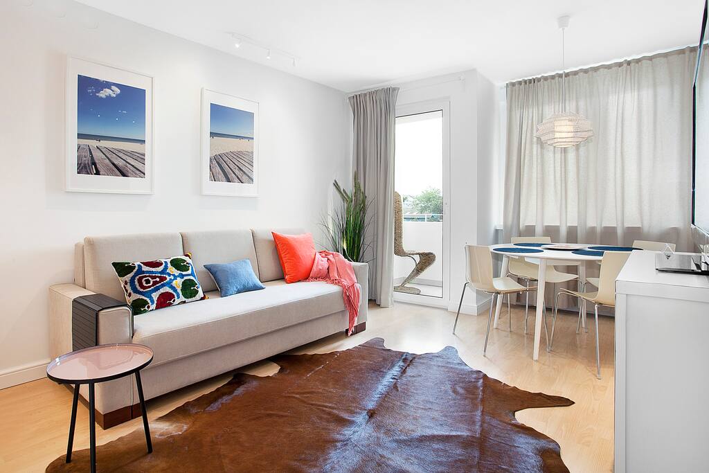 Komfortowy Salon z WiFI / Smart TV / wieloma punktami stylowego oświetlenia. W salonie wygodna rozkładana sofa 2 osobowa i stylowy kącik na kawę.
Comfortable Salon with free WiFi / Smart TV / design lighting effects. There you can find sleeping Sofa for 2 and cozy point for taking coffee