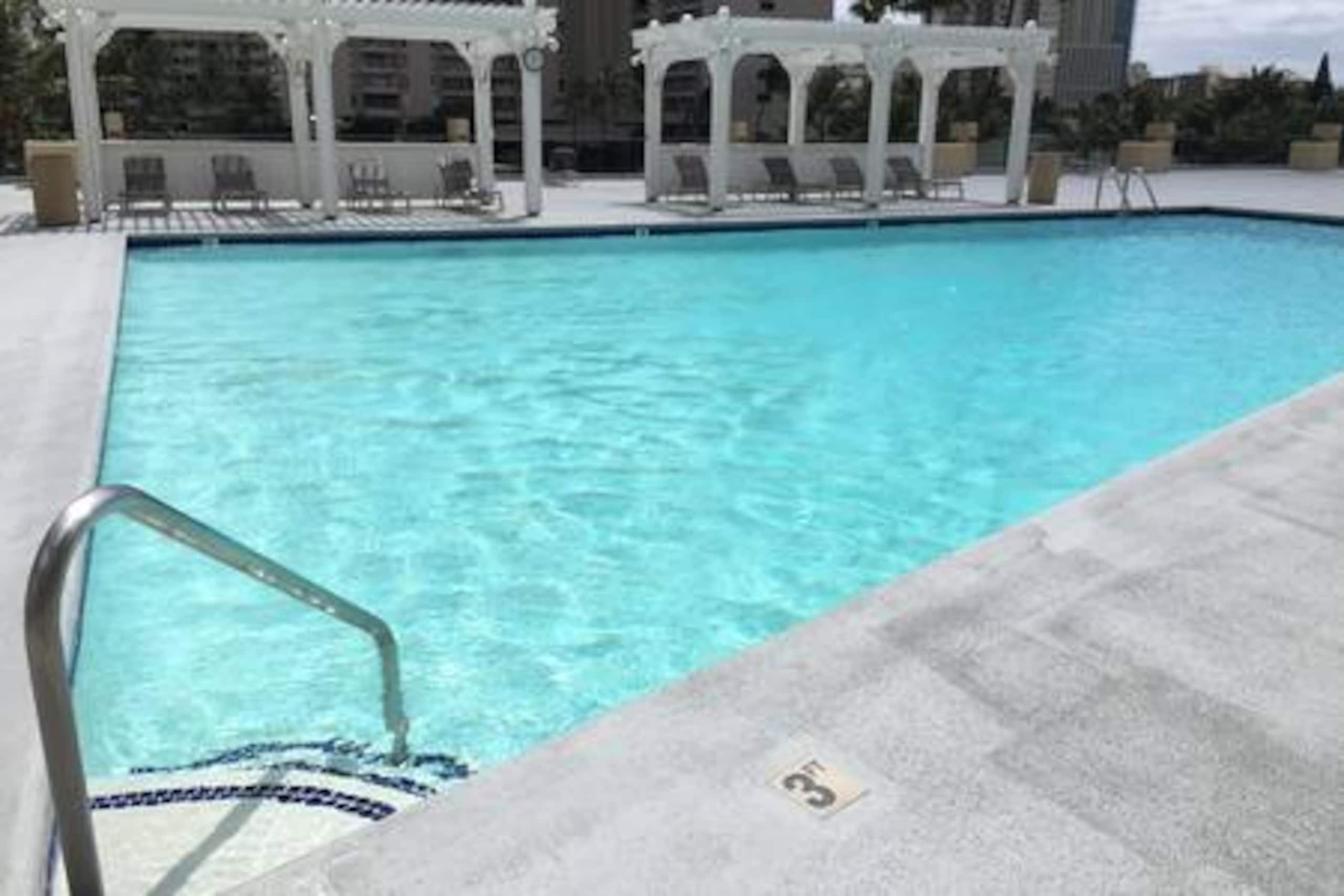 Condo in Honolulu · ★4.65 · Studio · 1 bed · 1 private bath - Image 11