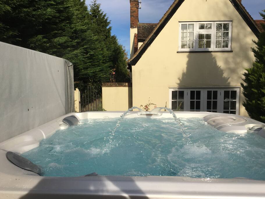 Luxury four person hot tub for guests' exclusive use