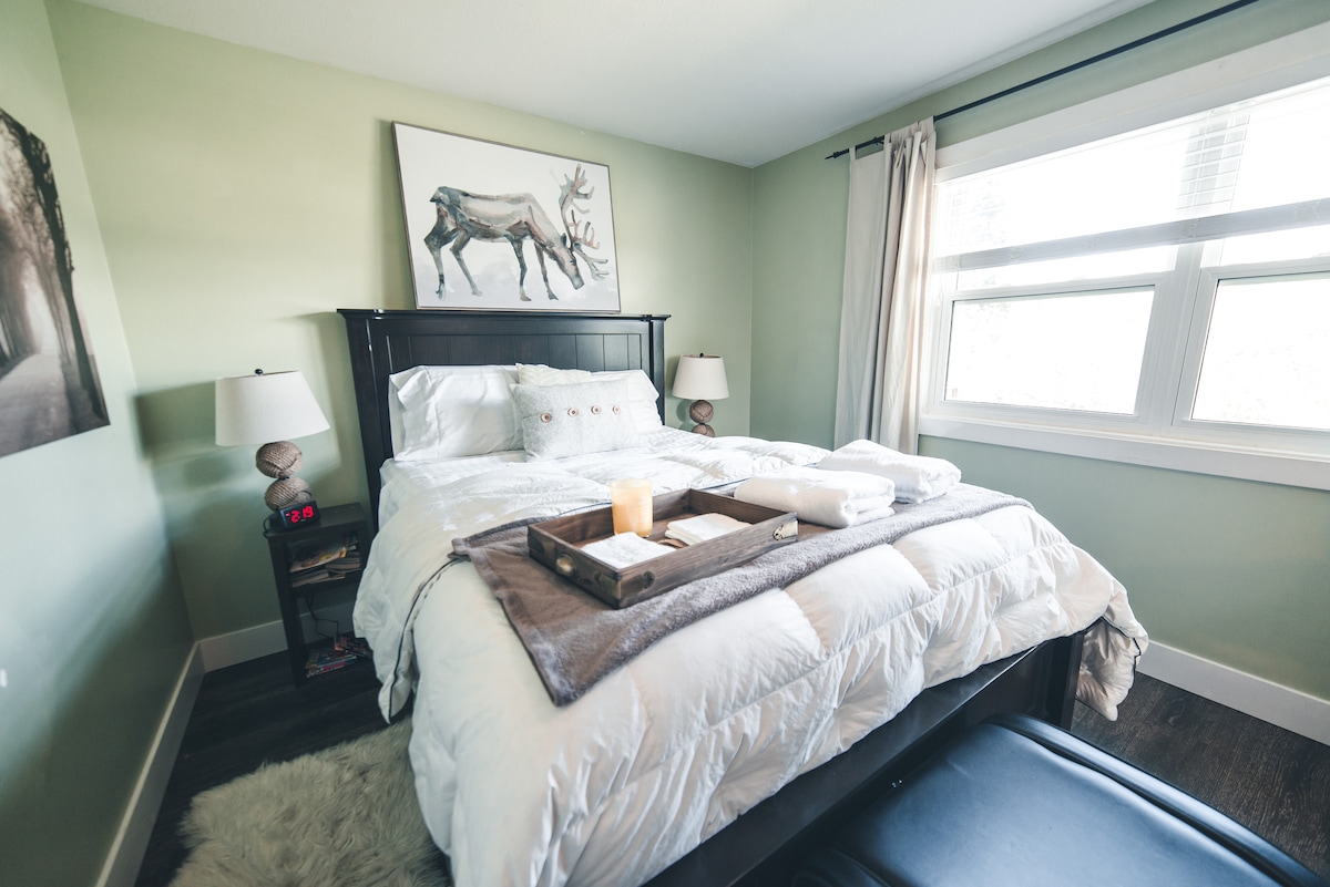 Chumba cha kulala cha 3 cha mgeni kilichounganishwa na bafu la pamoja la Jack na Jill (bafu la manyunyu maradufu