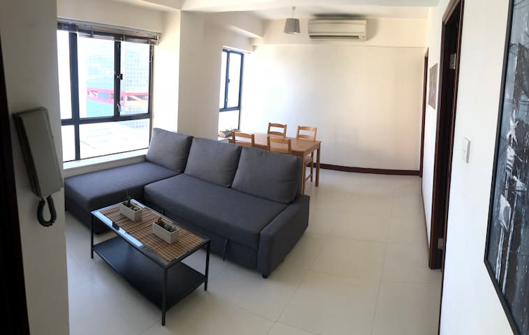 Large 1 Bedroom Apt sleeps 4 on Hong Kong Island