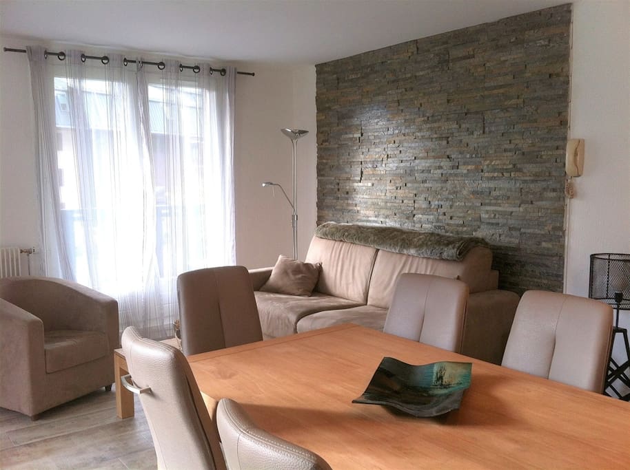 salon et table repas en Hévéa massif, chaises haut de gamme