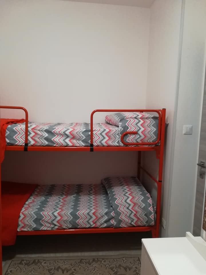 带2个双层床的卧室 