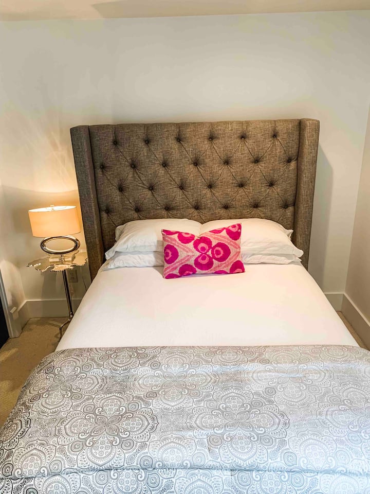 标准双人床卧室