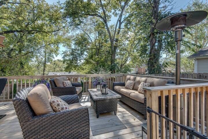 4 Br-hot tub/big deck – 3 miles to Broadway ! gallery image 3