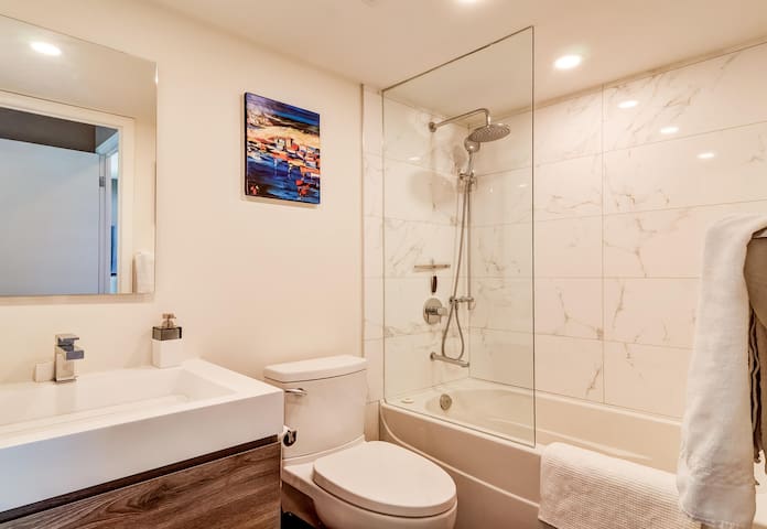 Bird’s Eye View Polished Penthouse Free Parking! gallery image 5