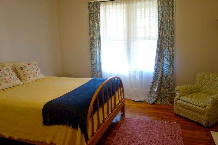 La camera da letto al piano di sotto n °3 ha un letto matrimoniale.