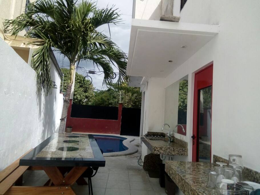 Espacio Alberca y cocina exterior (vista de dia)