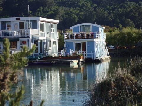 Floating Guest Cottage (houseboat)