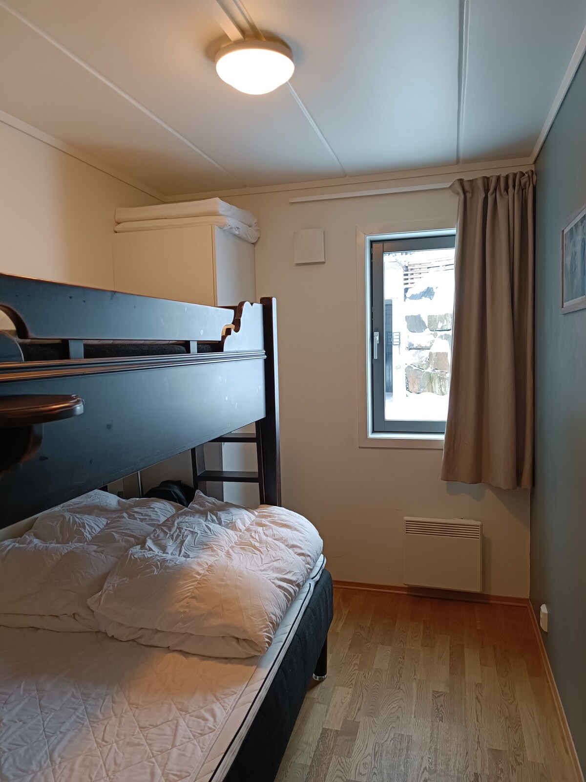 Საძინებელი 2 ოჯახური ორსართულიანობით. 120 სმ-ით ქვემოთ და 90 სმ-ით ზემოთ. 