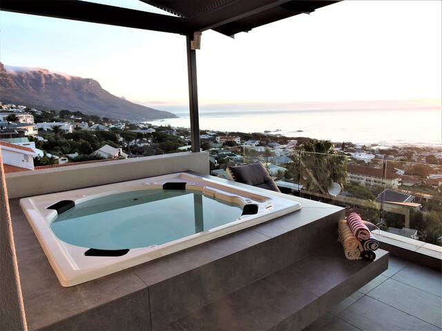PENTHOUSE IN CAMPS BAY WITH FANTASTIC VIEW gallery image 4