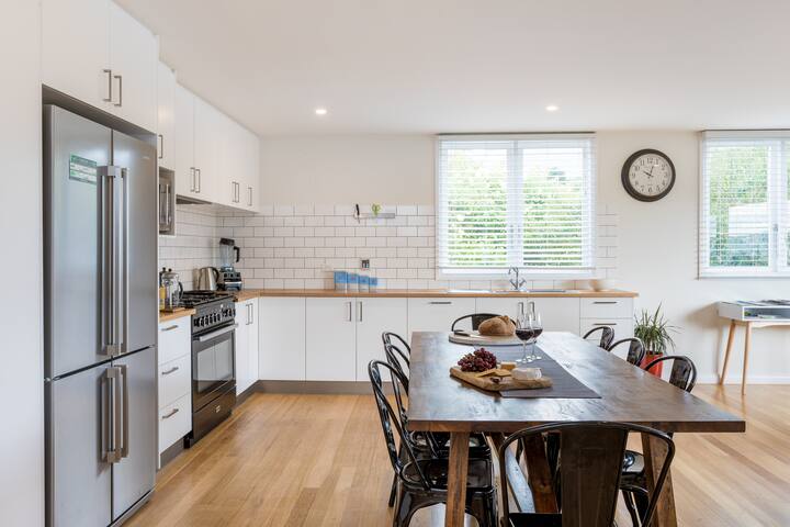 Explore in comfort & sophistication gallery image 4