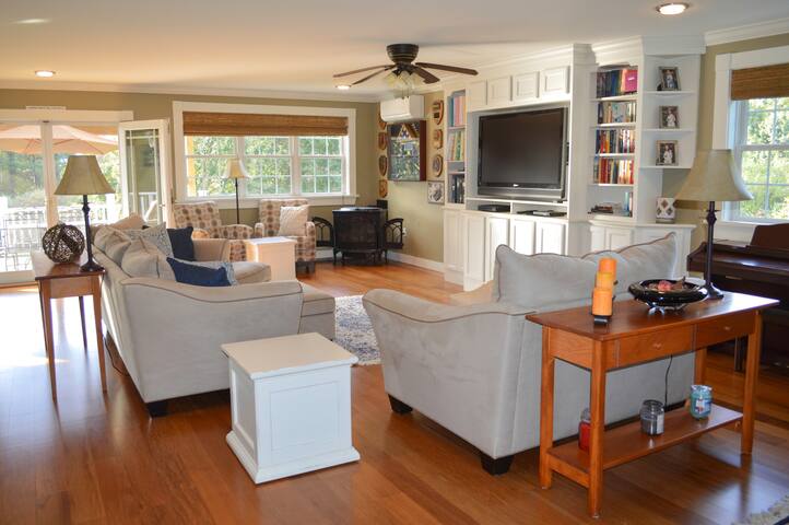 Beautiful and spacious home with early check in! gallery image 2