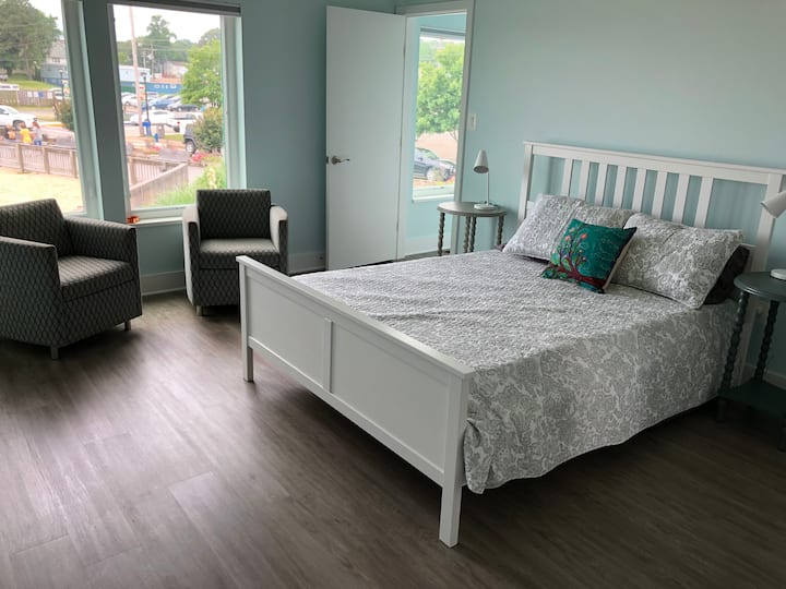 Chumba cha kulala 1 - kilicho na mwonekano mzuri wa ufukwe na maji. Bafu la kujitegemea lenye bomba kubwa la mvua.