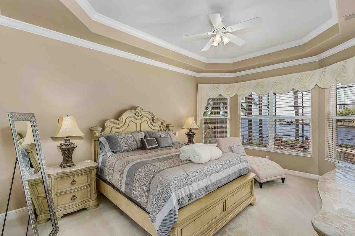 Výhľad na hlavný apartmán je úžasný . 