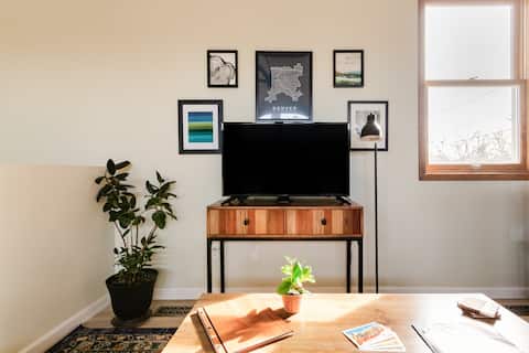 Top Airbnb: Cozy Neighborhood Spot Close to Downtown in Sunnyside