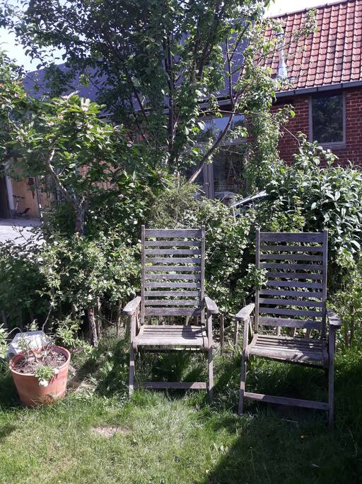 relaxzetels in de gemeeschappelijke tuin