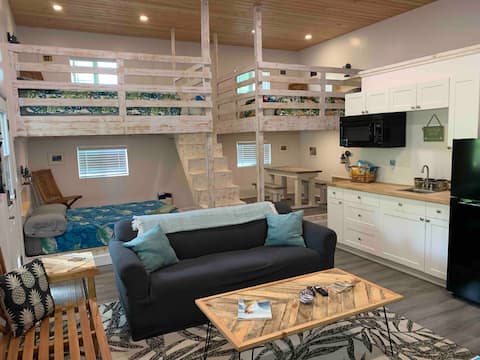 Holoholo Jungle Bunkhouse
