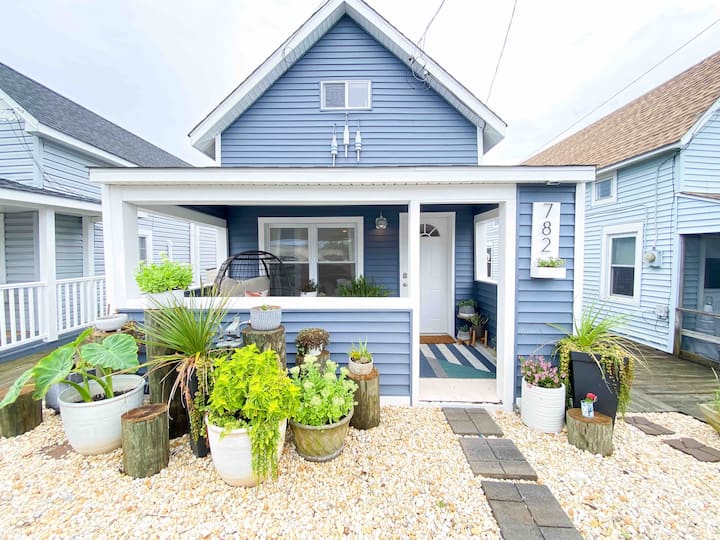 Chic Bayfront Cottages with Kayaking + Crabbing Houses for Rent in