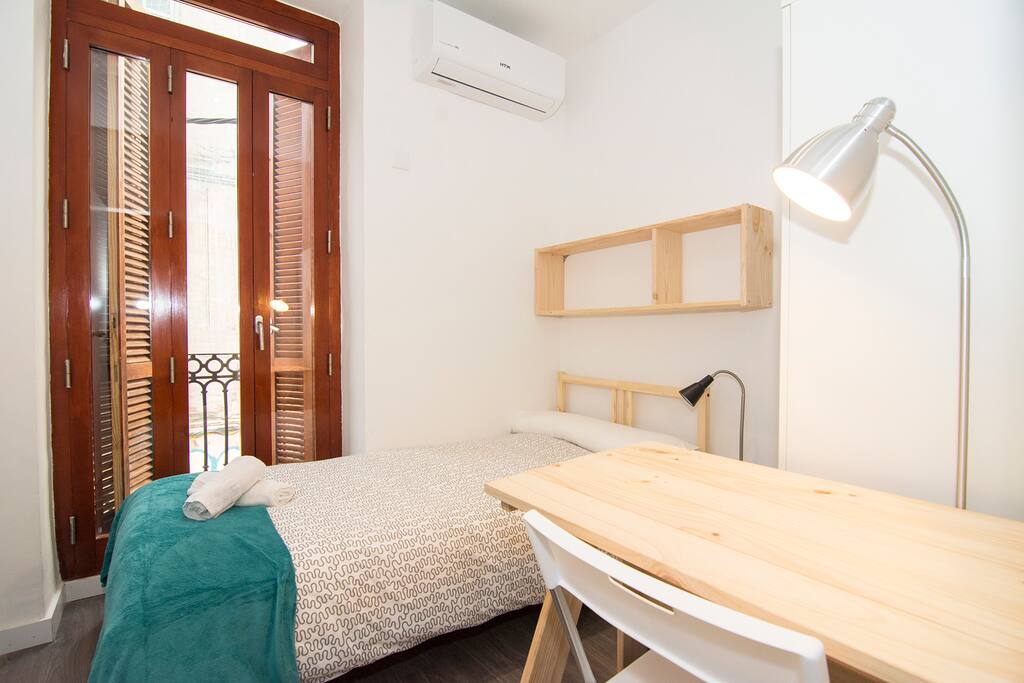 Habitación con escritorio