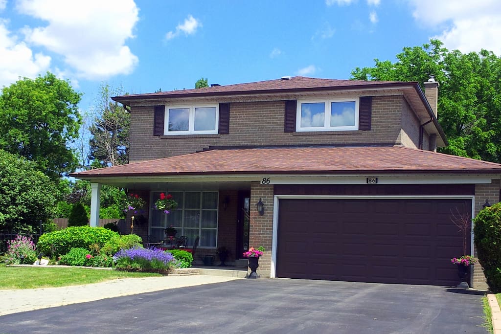 4 Bedrooms+ Pool Oasis in Toronto. Houses for Rent in Toronto